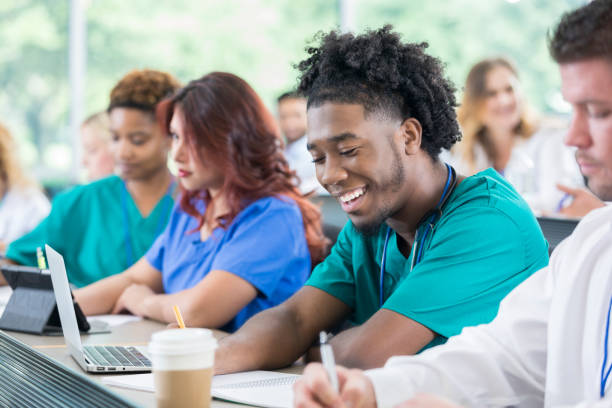 estudante de enfermagem masculino feliz desfruta de classe - male black medical student mature student - fotografias e filmes do acervo