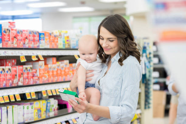 maman lit étiquette sur via le médicament de compteur - supermarket groceries shopping healthy lifestyle photos et images de collection