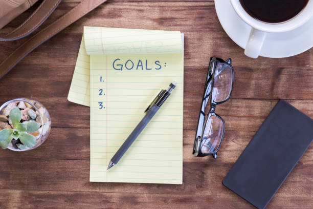 cojín de nota titulada "objetivos" y otros objetos - setting goals fotografías e imágenes de stock