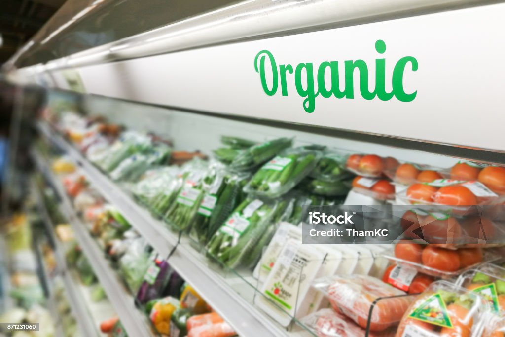 Signalisation d’aliments biologiques sur supermarché moderne frais produisent une allée végétale - Photo de Produit bio libre de droits