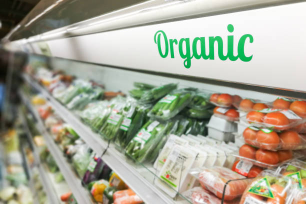signalisation d’aliments biologiques sur supermarché moderne frais produisent une allée végétale - produit bio photos et images de collection