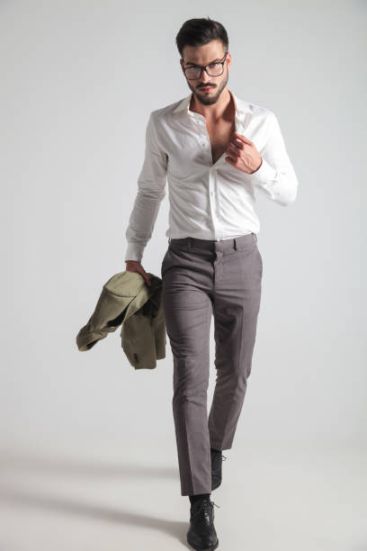 camminare uomo di moda sexy tira il colletto aperto - casual smart casual sex symbol sensuality foto e immagini stock