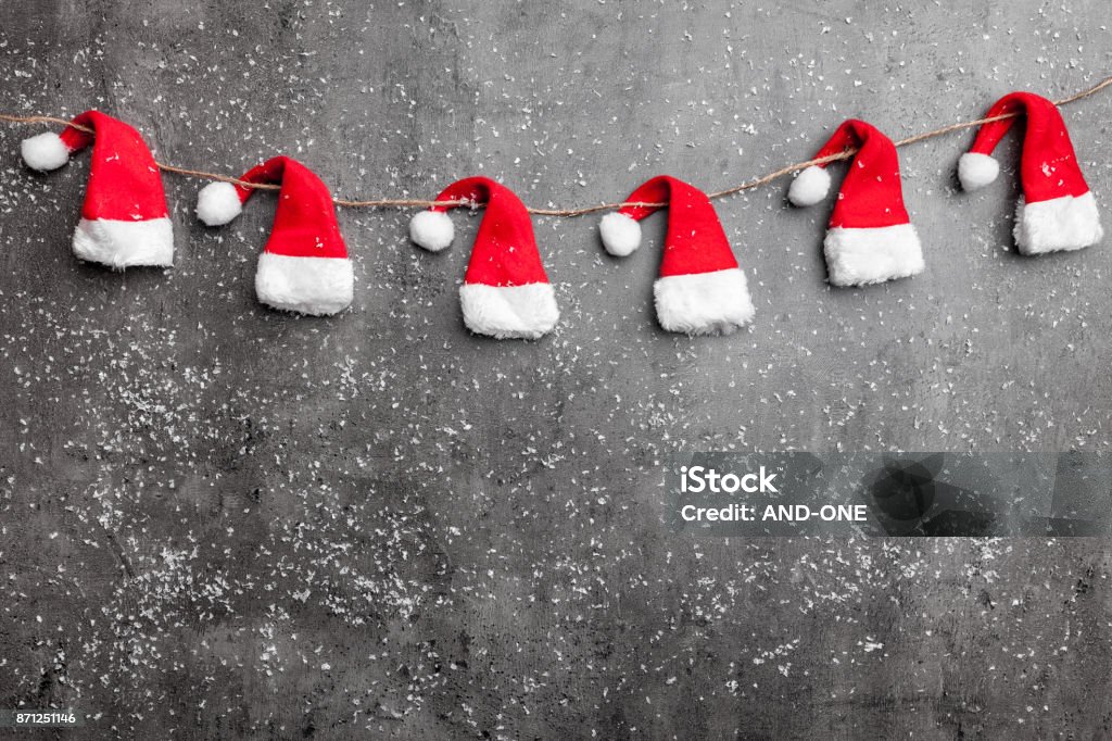 Sombreros de Santa de Navidad sobre fondo rústico con espacio de copia - Foto de stock de Adviento libre de derechos