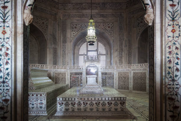 tumba dentro del taj mahal, agra, india - marble geometric shape spirituality travel destinations fotografías e imágenes de stock