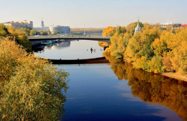 na rússia, a cidade de omsk, na sibéria ocidental - siberia river nature photograph - fotografias e filmes do acervo