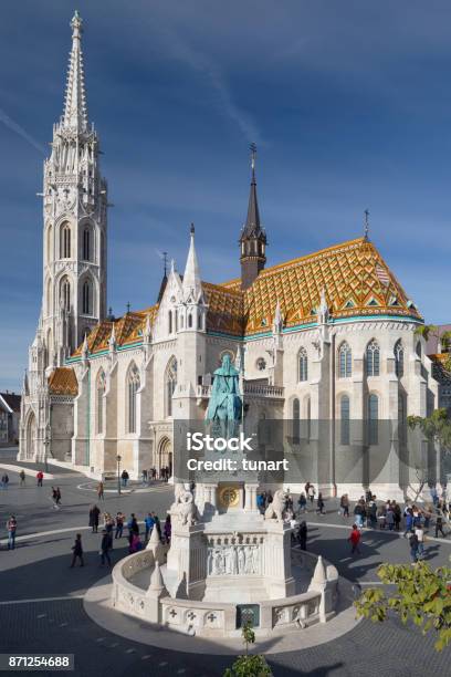 Iglesia De Matías Y La Estatua De San Esteban Budapest Hungría Foto de stock y más banco de imágenes de Bastión de los Pescadores - iStock Iglesia De Matías Y La Estatua De San Esteban Budapest Hungría Foto de stock y más banco de imágenes de Bastión de los Pescadores - iStock