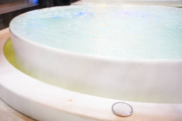 bain à remous avec hydromassage - hidromassage inside of wet luxury photos et images de collection