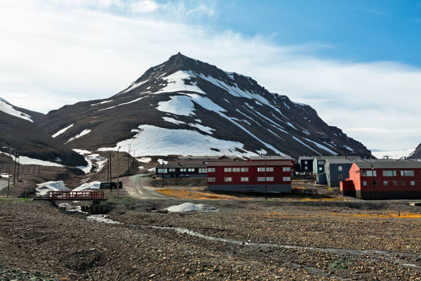 istock Mountain landscape in Longyearbyen, Norway 871269104