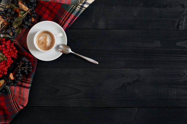 tasse blanche du café et écharpe vintage sur fond en bois noir - old fashioned horizontal black coffee cup photos et images de collection