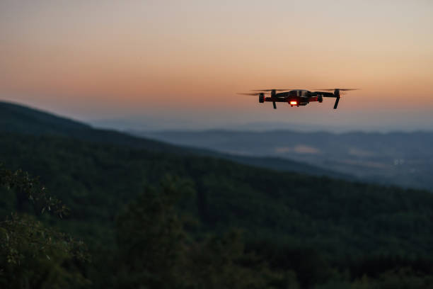 flying drone at night - filming point of view fotos imagens e fotografias de stock