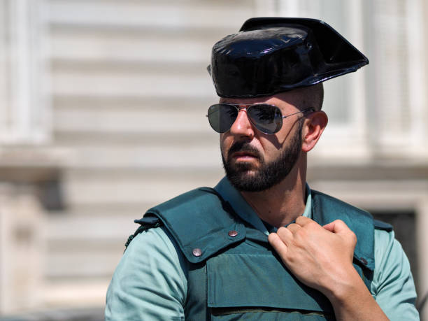 protector frente a palacio real - personal militar español fotografías e imágenes de stock