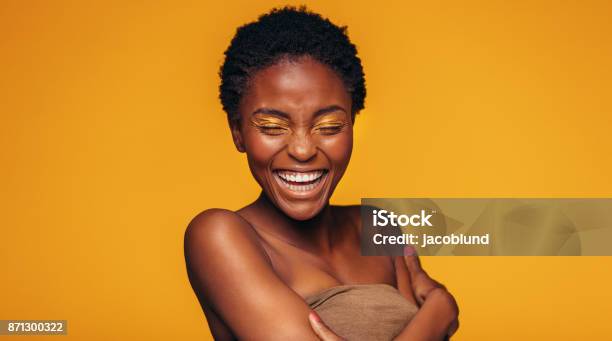 Afrikanische Frau Lachend Vor Gelbem Hintergrund Stockfoto und mehr Bilder von Afrikanischer Abstammung - Afrikanischer Abstammung, Eine Frau allein, Frauen