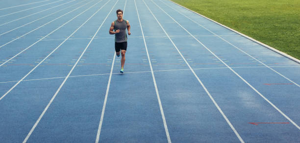 velocista en pista - pista de atletismo de tartán fotografías e imágenes de stock