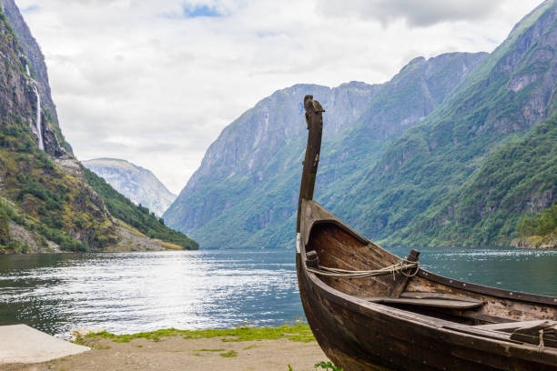 beautifull view of viking drakkar at the end of the sognefjord between flam and gudvangen in norway. - drakkar imagens e fotografias de stock