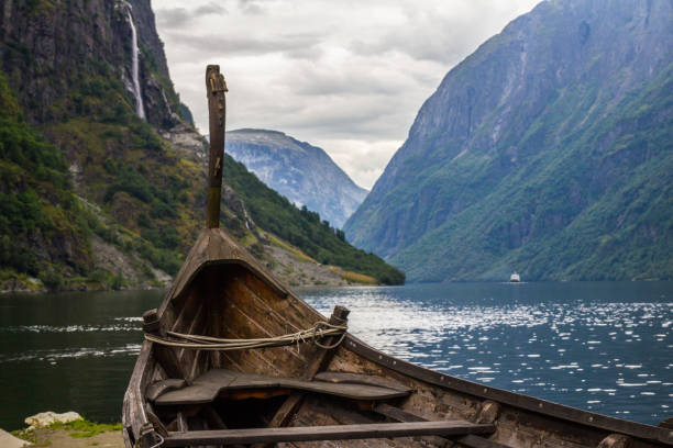 bonita vista da drakkar viking no final do sognefjord entre flam e gudvangen na noruega. - drakkar - fotografias e filmes do acervo