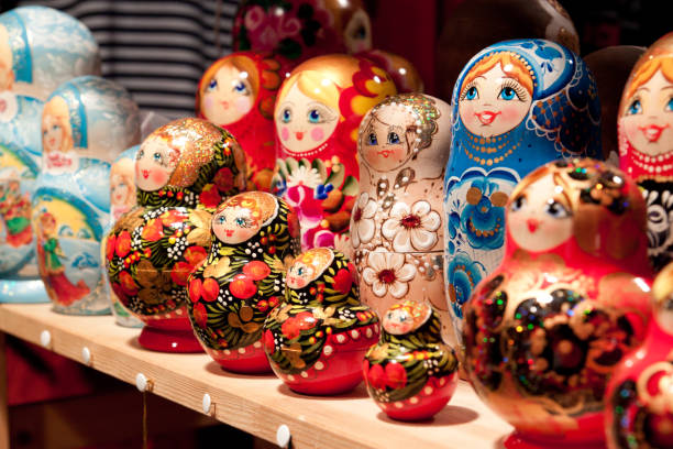 russian dolls - russian nesting doll fotos imagens e fotografias de stock