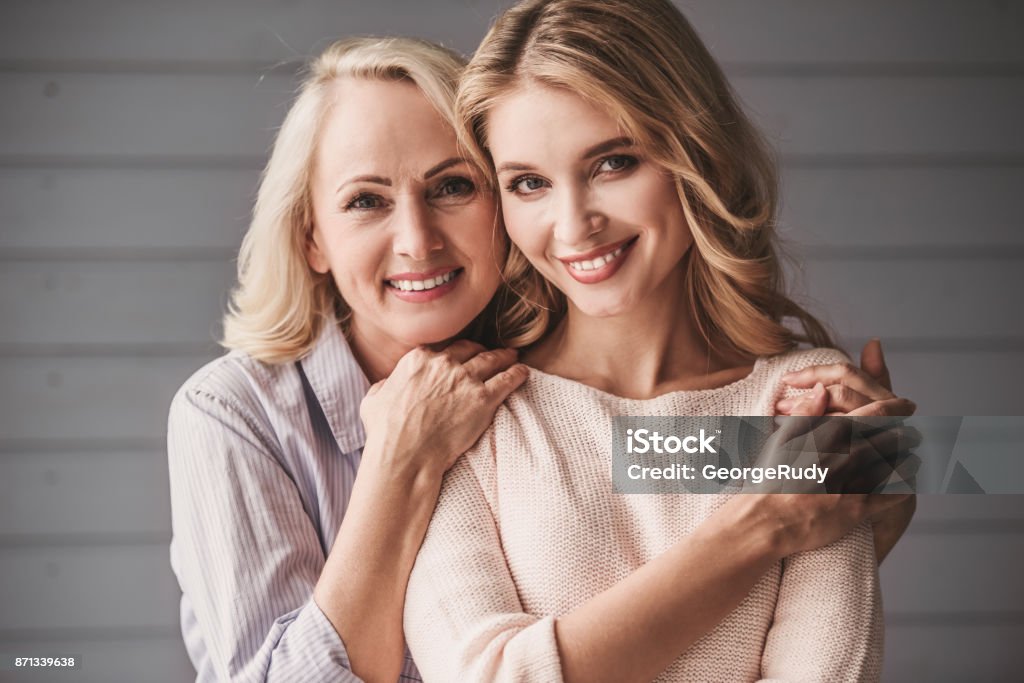 Hija adulta y Senior mamá - Foto de stock de Madre libre de derechos