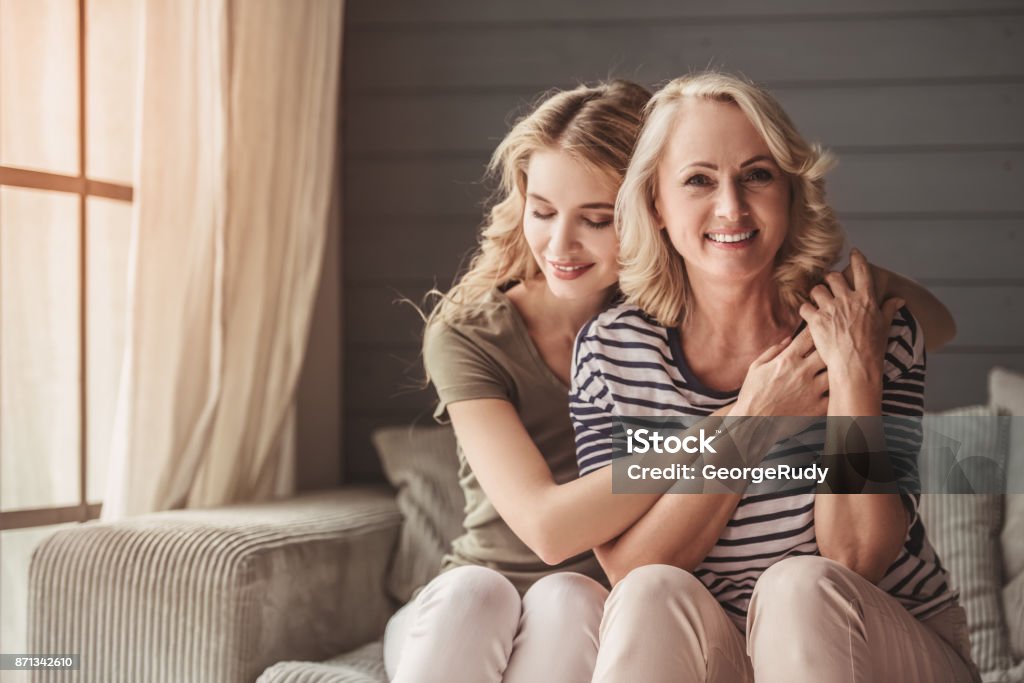 Ältere Mutter und Erwachsene Tochter - Lizenzfrei Mutter Stock-Foto