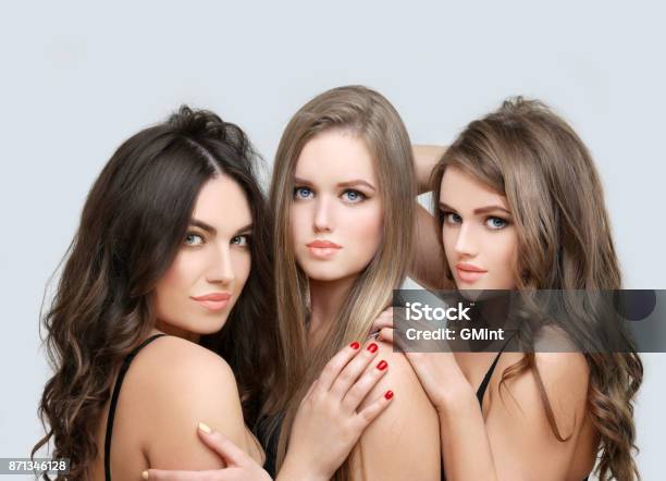 Foto De Tres Chicas Guapas Foto de stock y más banco de imágenes de A la moda - A la moda, Abrazar, Adolescencia