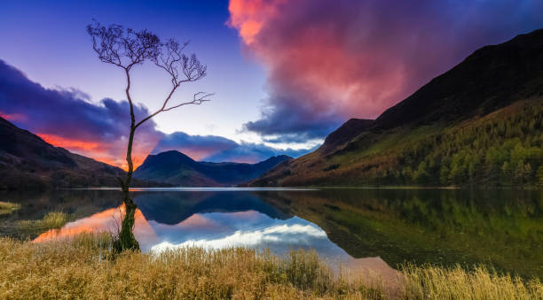 バターミア湖湖水地方、カンブリア州、イングランドでの日の出 - uk mountain color image cumbria ストックフォトと画像