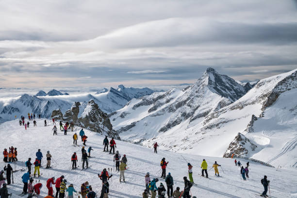 skifahrer am hintertuxer gletscher - ski skiing european alps resting stock-fotos und bilder