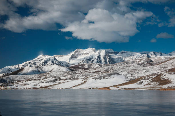 picos congelados sobre um lago congelado - northern utah - fotografias e filmes do acervo