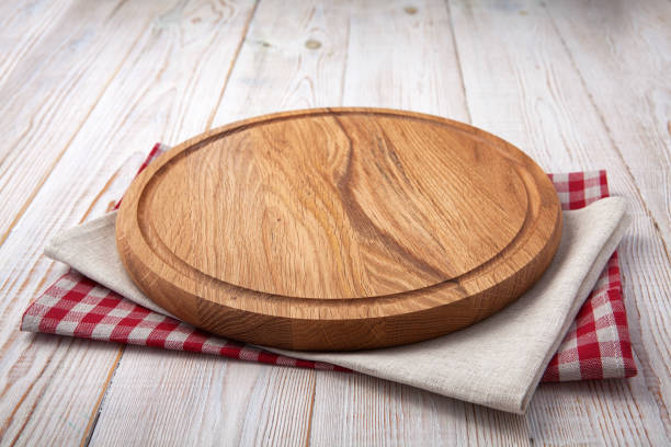 deska do pizzy z serwetką na białym drewnianym stole. widok z góry makieta w górę - wooden cutting board zdjęcia i obrazy z banku zdjęć