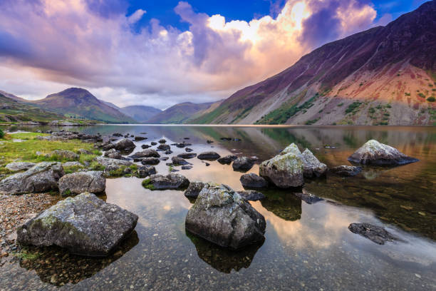 wastwater in the lake district - international landmark sunny lake sky imagens e fotografias de stock