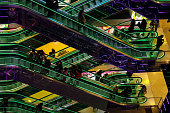 abstrakte-verschwommenes-bild-der-modernen-shopping-mall-unkenntlich-silhouetten-von-menschen.jpg?b=1&s=170x170&k=20&c=bFdQNm8yE_r8FTm1Sj9LoDTelpRKiNZxj2hIsoQUnpA=