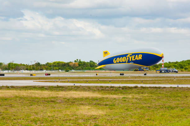 la goodyear ballon dirigeable - goodyear blimp photos et images de collection