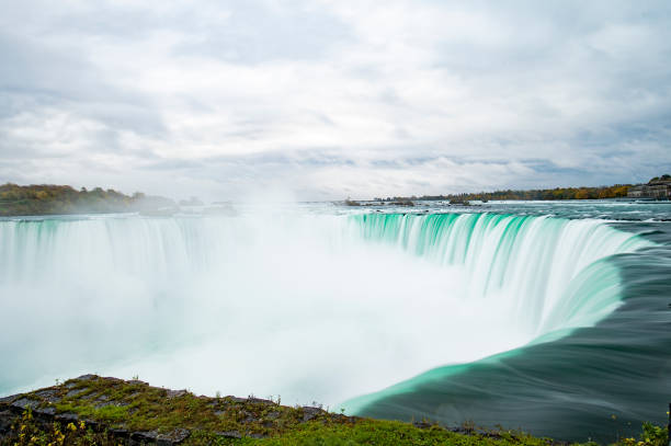 秋のカナダとの国境から見た素晴らしいナイアガラの滝のビューを閉じます。 - niagara falls falling people usa ストックフォトと画像