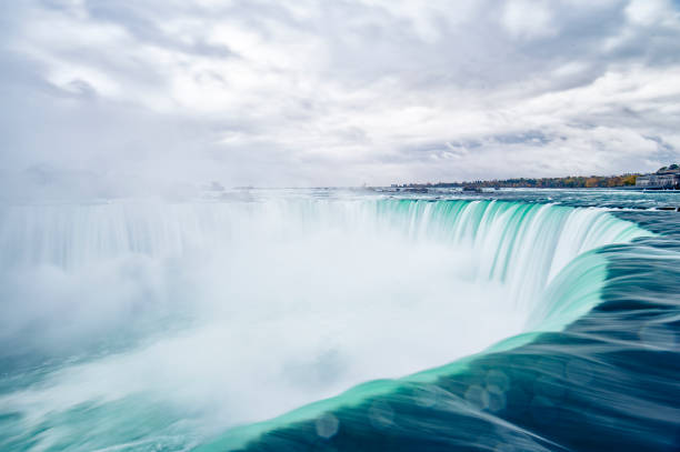 z bliska widok na niesamowite niagara falls widać od granicy kanadyjskiej jesienią. - niagara falls falling people usa zdjęcia i obrazy z banku zdjęć