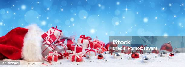Rote Tasche Mit Weihnachtsgeschenk Auf Schnee Stockfoto und mehr Bilder von Weihnachtsgeschenk - Weihnachtsgeschenk, Geschenk, Schnee