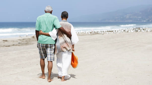 pareja en la playa - couple human hand holding walking fotografías e imágenes de stock