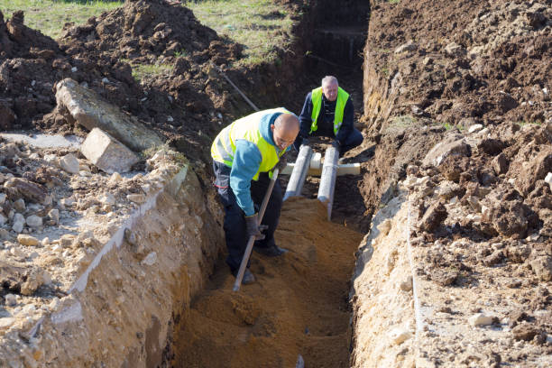 operaio lavora con pala in trincea in cantiere oleodotto - trincea foto e immagini stock