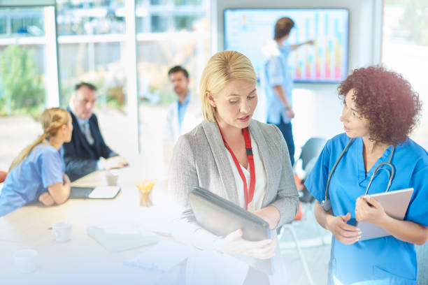 istock presentation to medical team 871421480