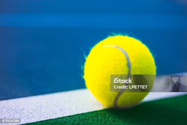 Foto de Bola De Tênis e mais fotos de stock de Bola de Tênis - Bola de Tênis, Plano de Fundo, Tênis - Esporte de Raquete