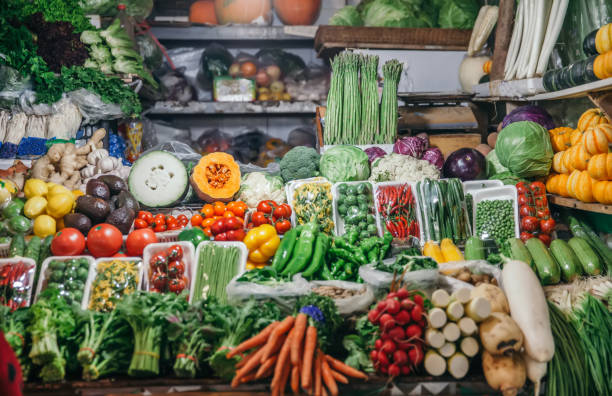 étal de marché avec des légumes frais - zucchini vegetable squash market photos et images de collection