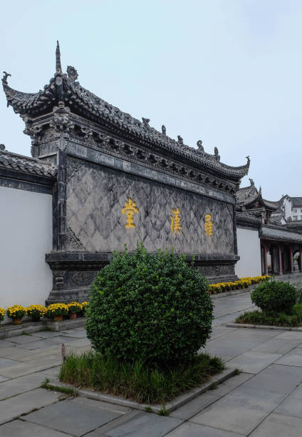 templo guiyuan s un templo budista ubicado en la ciudad de wuhan, - hubei province fotografías e imágenes de stock