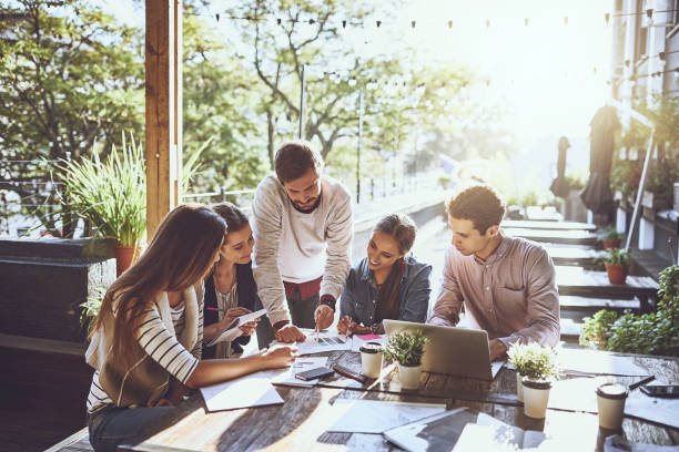 autre emplacement, meilleure productivité - working outdoors photos et images de collection