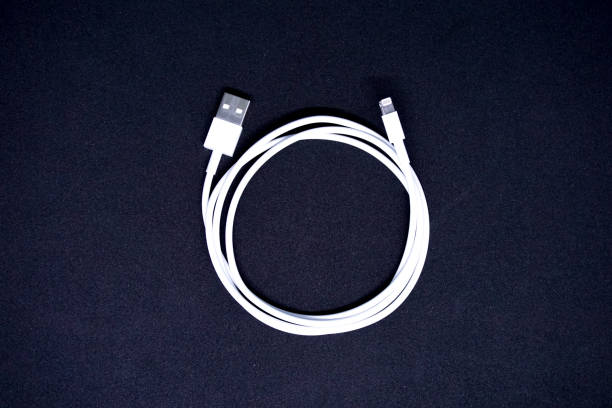 cabo usb branco sobre fundo preto vista superior - usb cable cable black isolated - fotografias e filmes do acervo