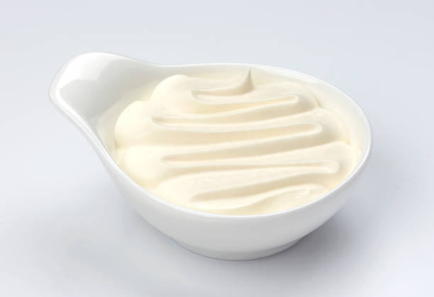 yogurt greco in ciotola su sfondo bianco, crema isolata - 2232 foto e immagini stock