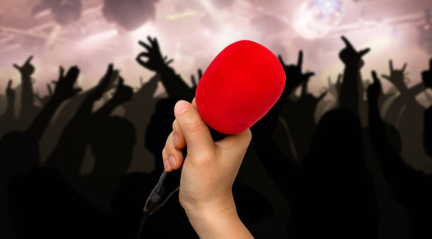 micrófono rojo y siluetas de personas de baile - talent show audio fotografías e imágenes de stock