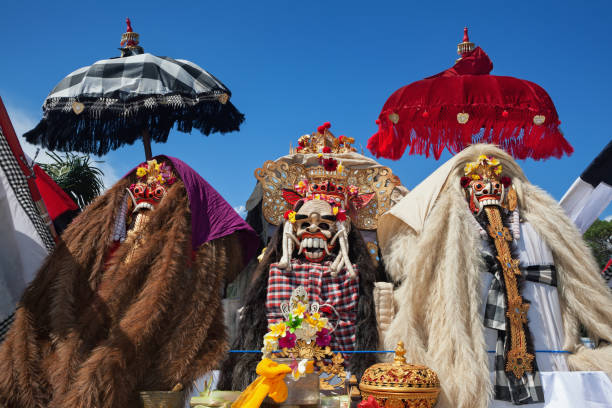 maschere tradizionali balinesi barong e rngda - rangda foto e immagini stock