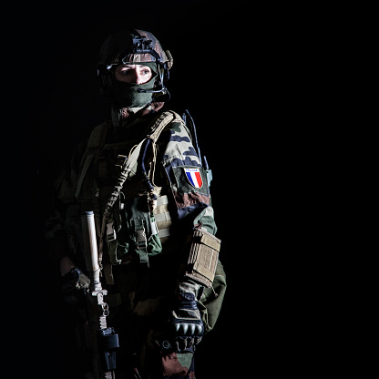 Paracaidista francés con armas photo