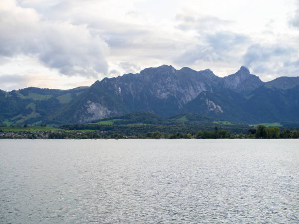 widok na góry nad jeziorem thun, szwajcaria - jungfrau region zdjęcia i obrazy z banku zdjęć