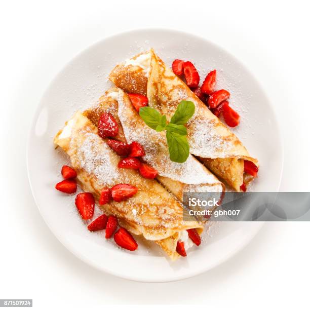 Crepes Mit Erdbeeren Und Sahne Stockfoto und mehr Bilder von Crêpe - Eierkuchen-Speise - Crêpe - Eierkuchen-Speise, Teller, Weißer Hintergrund