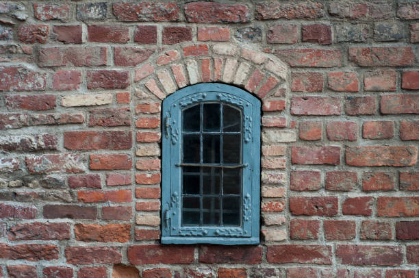 muro di mattoni con vecchia finestra - mullion windows foto e immagini stock