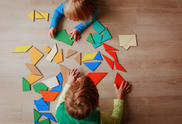 kinder spielen mit puzzle, bildungskonzept - child mathematics education mathematical symbol stock-fotos und bilder