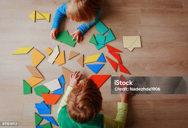 Niños Jugando Con Rompecabezas Concepto De Educación Foto de stock y más banco de imágenes de Niño